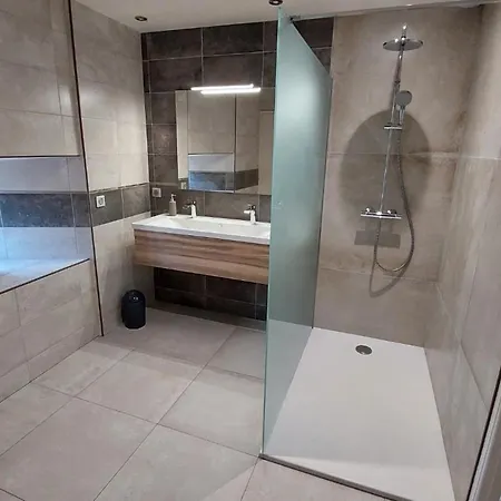 8 Personnes Ussel Grande Maison Rénovée Ussel (Cantal)