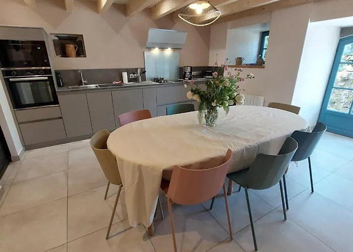 8 Personnes Ussel Grande Maison Rénovée * Ussel (Cantal)