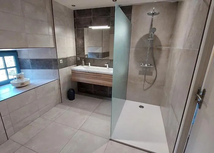 8 Personnes Ussel Grande Maison Rénovée Ussel (Cantal)